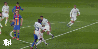 gif：登贝莱在禁区内倒地，主裁判没有表示